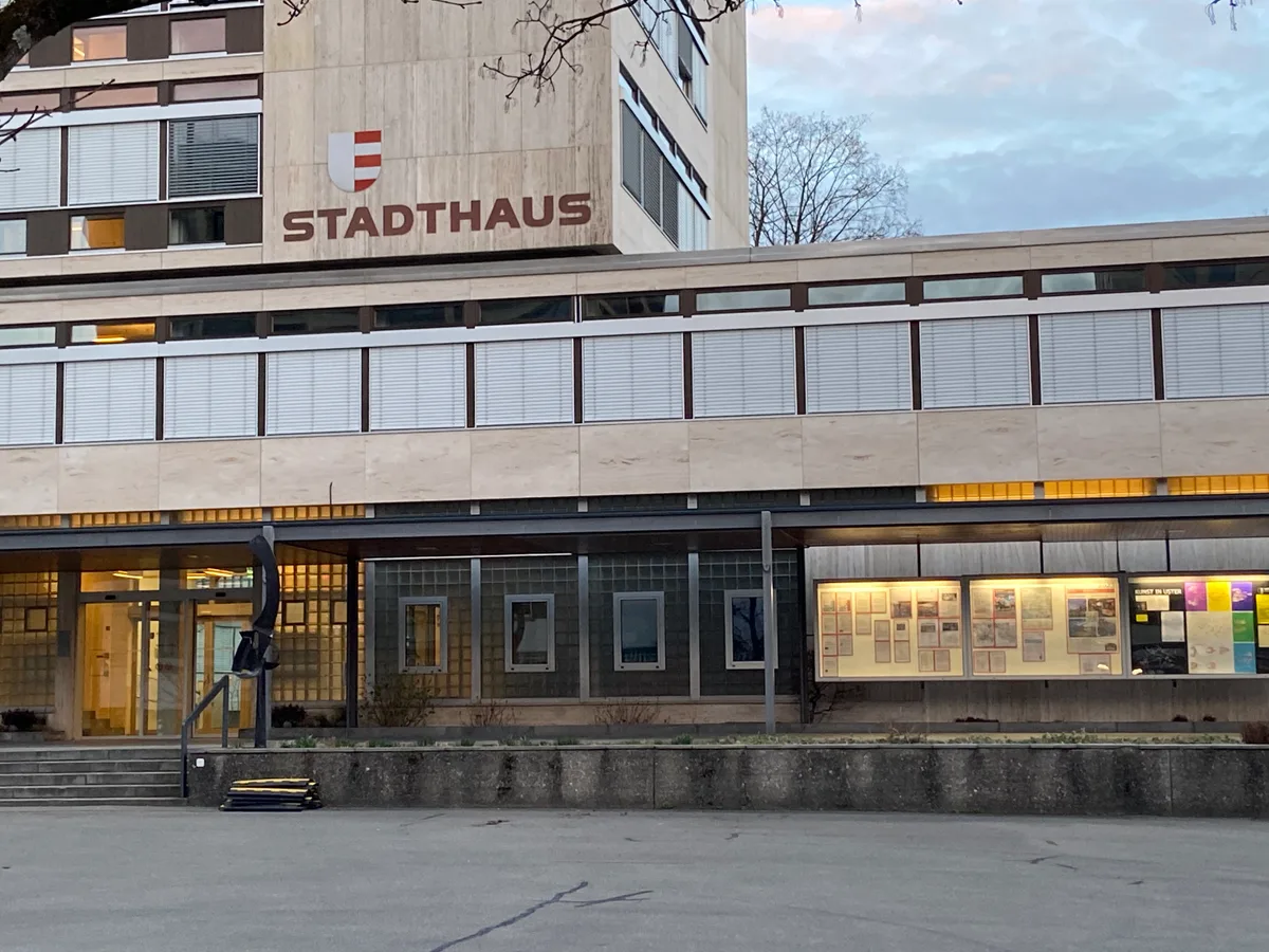 Das Stadthaus Uster,  Licht brennt in der Vitrine.